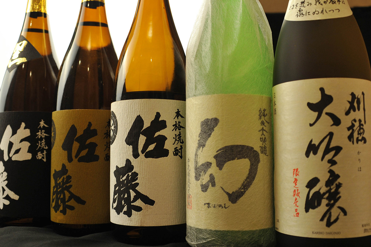 お店に置いてある酒の写真（一部）。日本酒「刈穂」「誠鏡 幻」、焼酎「佐藤」